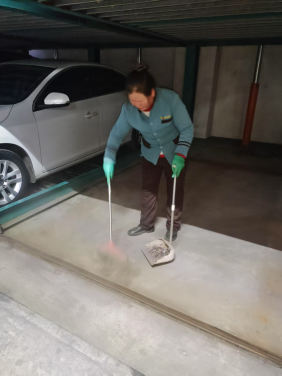 物業(yè)公司保潔人員：車(chē)庫(kù)車(chē)板上的“美容師”